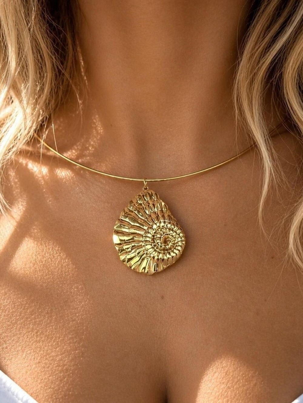 Gold Ammonite Shell Wire Choker Necklace | 18K Gold Plated